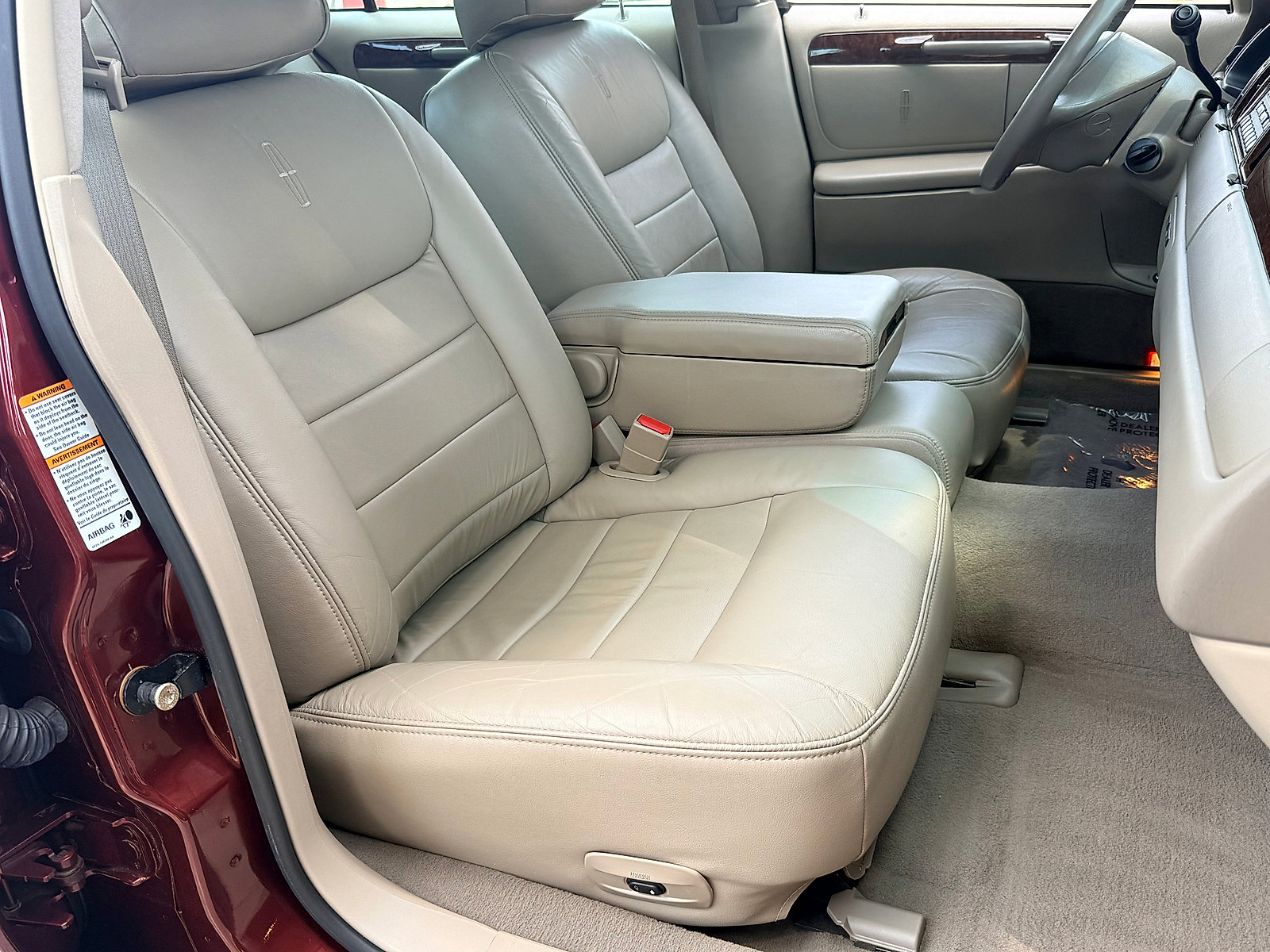 Used 2002 Lincoln Town Car Executive RWD image 43