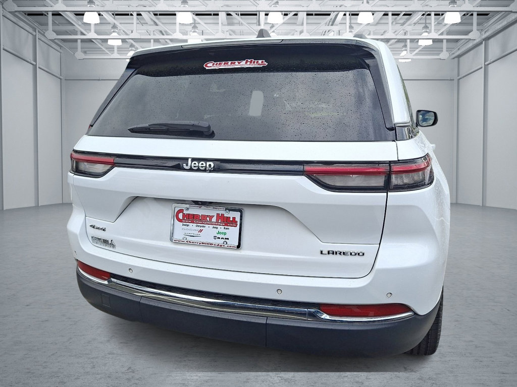 Used 2023 Jeep Grand Cherokee Laredo w/ Luxury Tech Group I AWD/4WD image 4