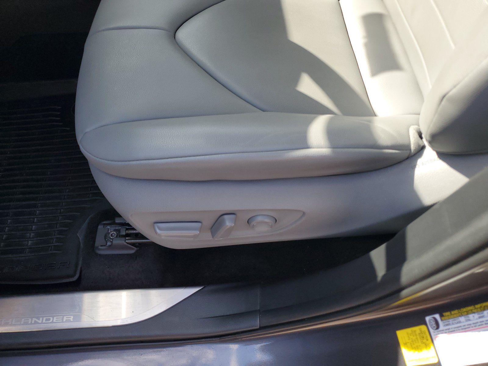 Certified 2022 Toyota Highlander XLE AWD/4WD image 19