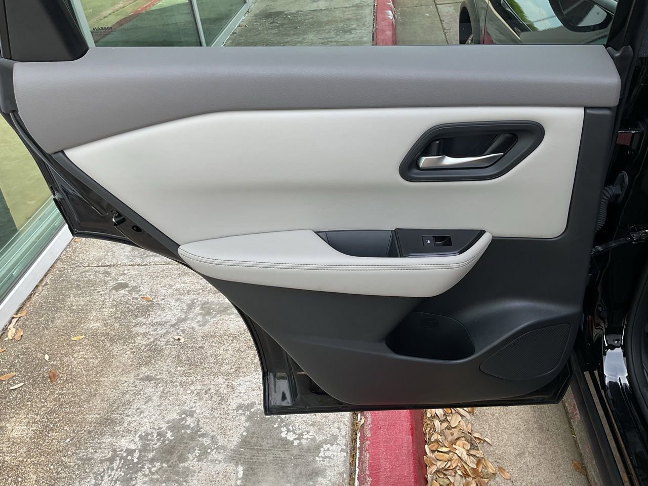 Used 2025 Nissan Rogue SV FWD image 18