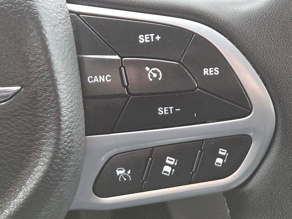 Used 2022 Chrysler Pacifica Touring-L image 6