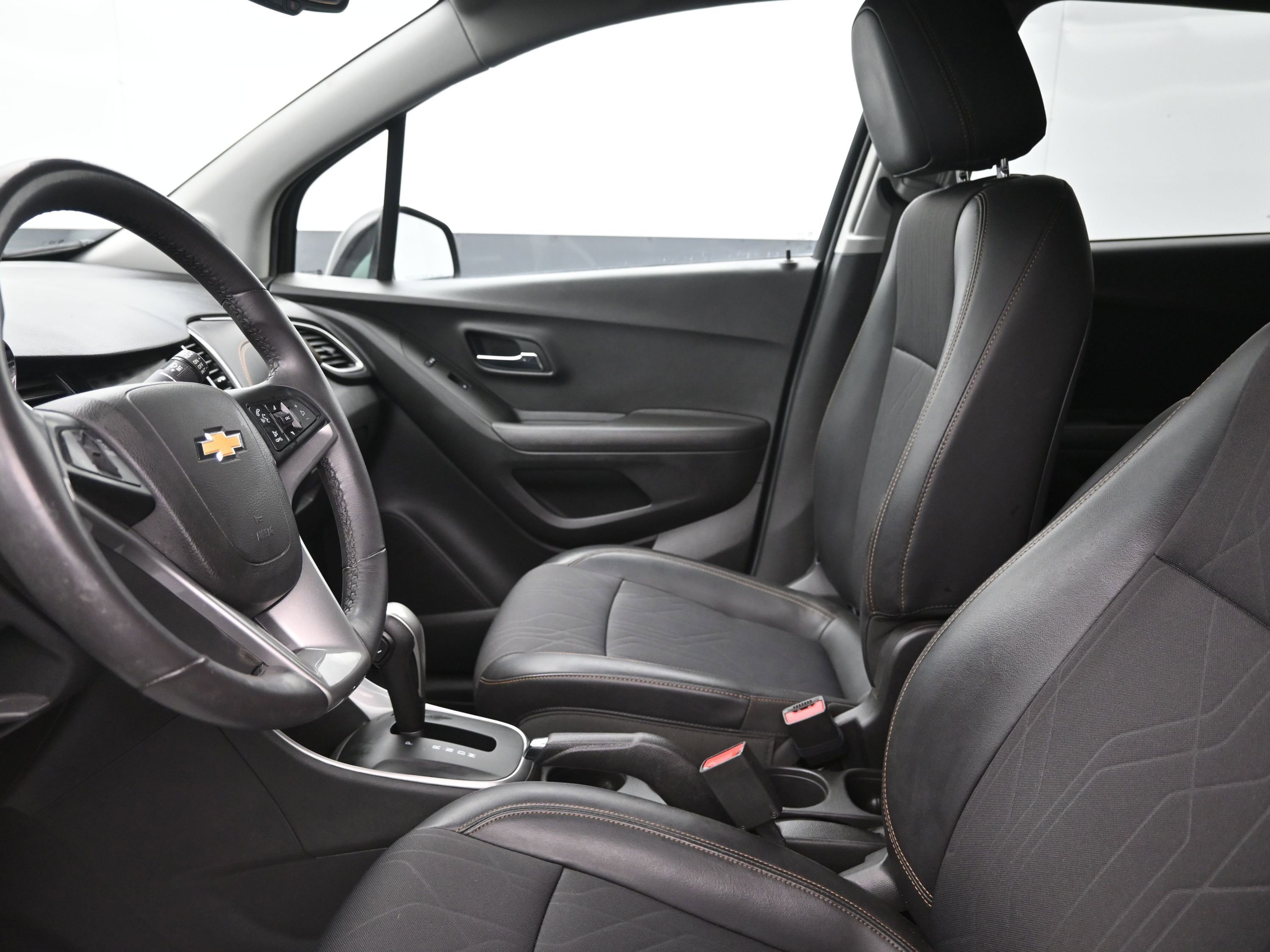 Used 2020 Chevrolet Trax LT w/ LT Convenience Package image 10