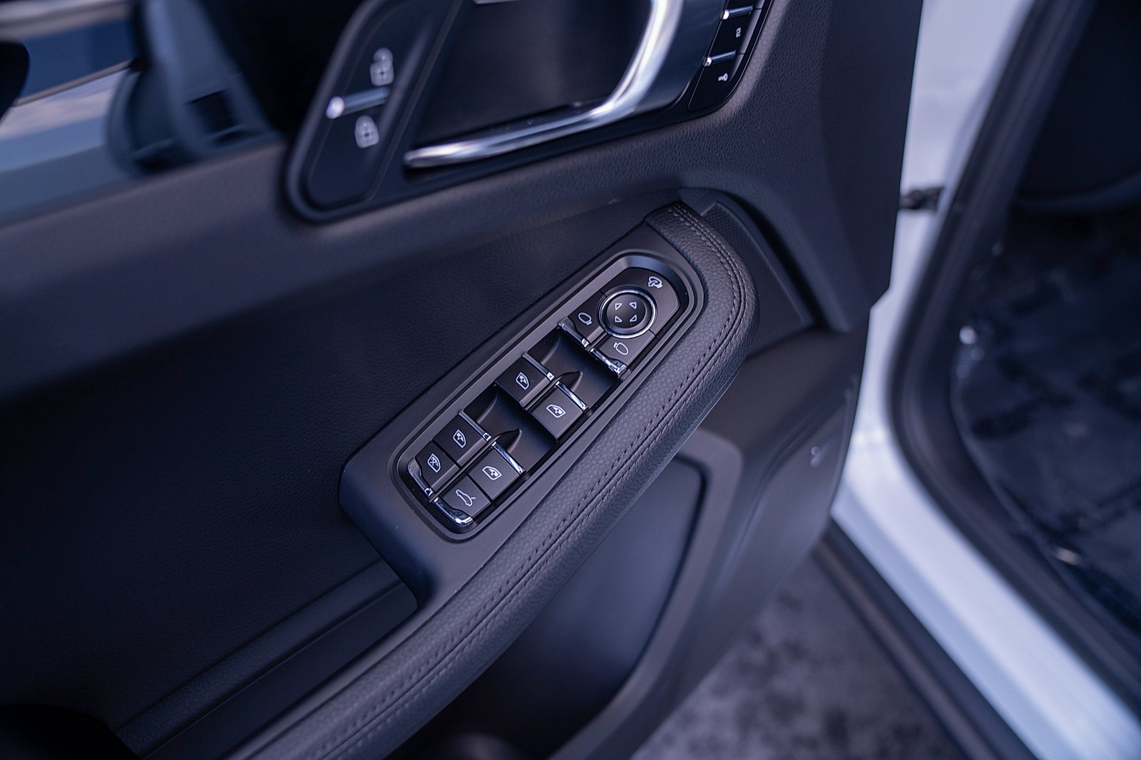 Certified 2025 Porsche Macan Turbo AWD/4WD image 18