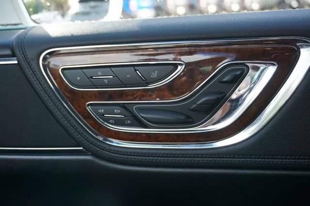 Used 2017 Lincoln Continental Select image 23
