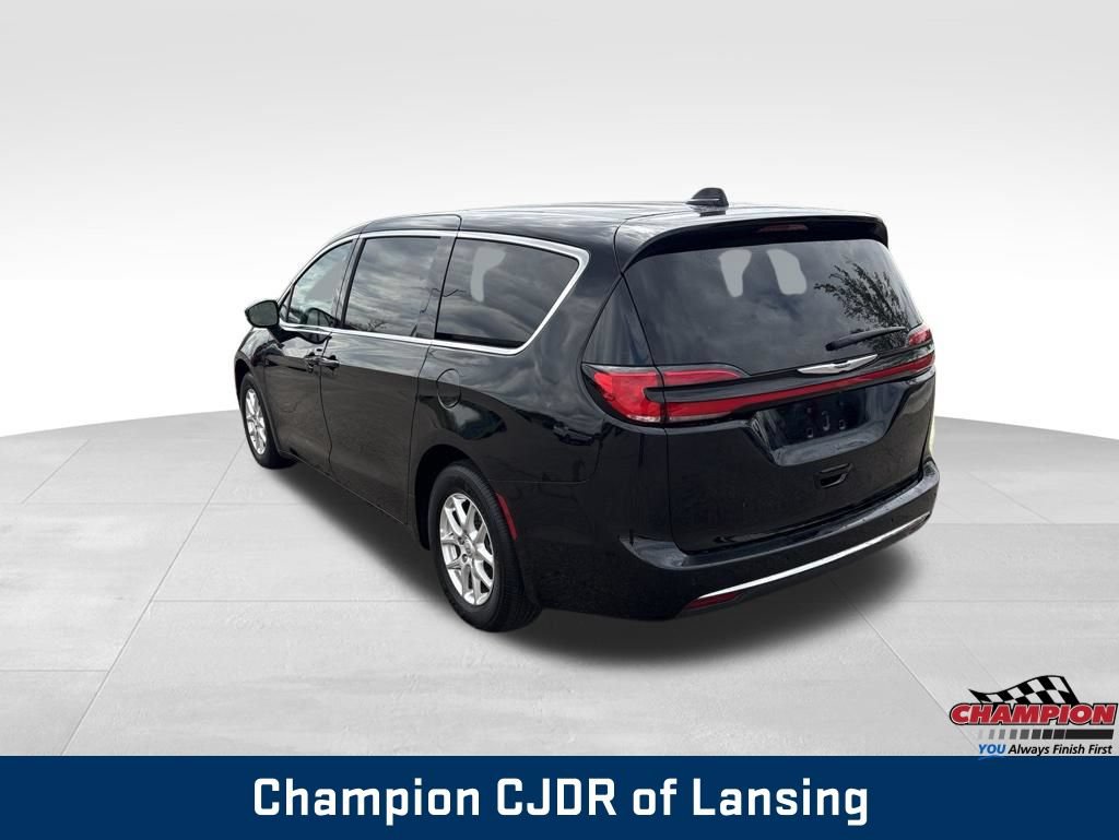 Used 2025 Chrysler Pacifica Select FWD image 5