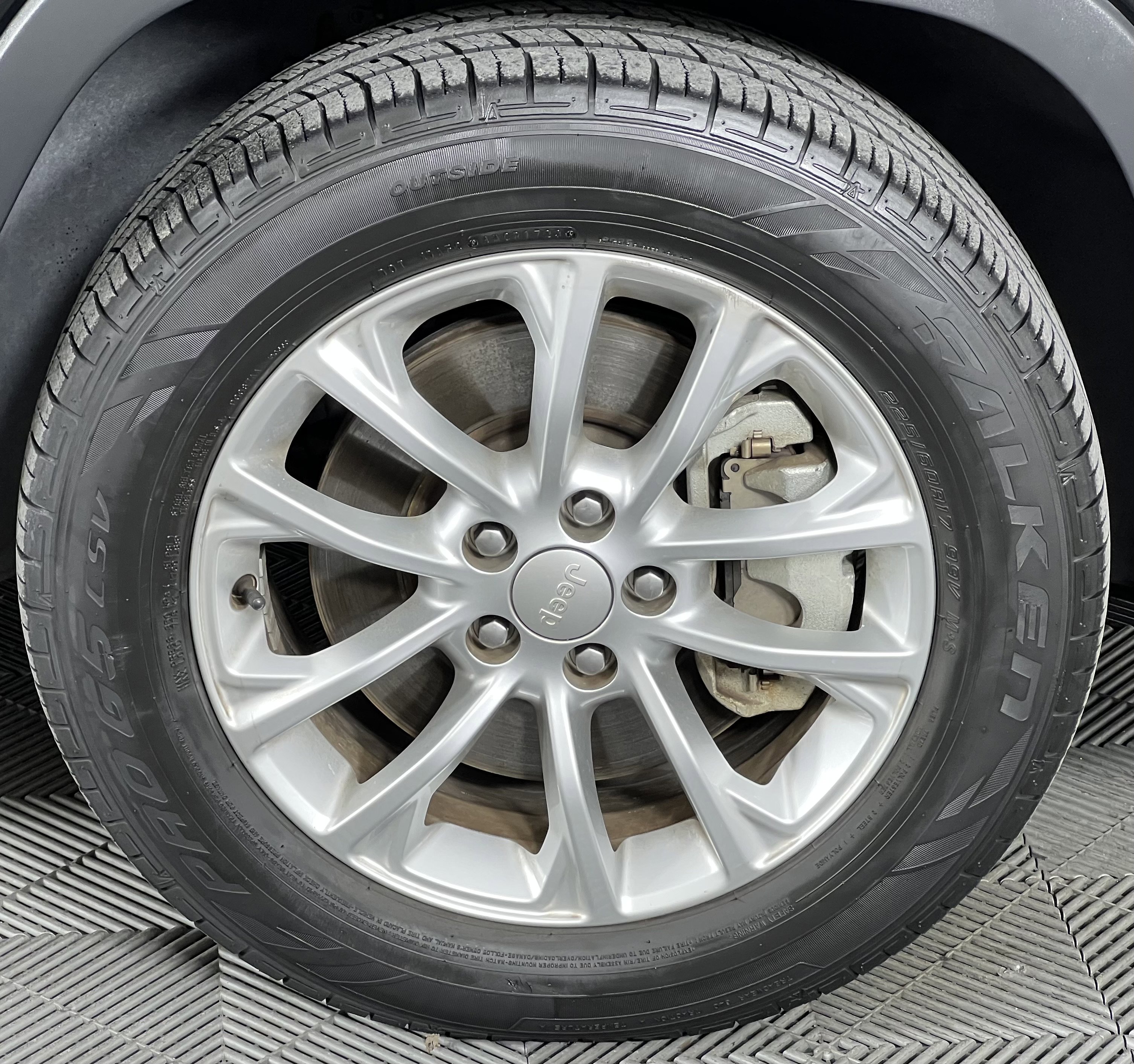 Used 2019 Jeep Cherokee Latitude w/ Popular Appearance Group image 15