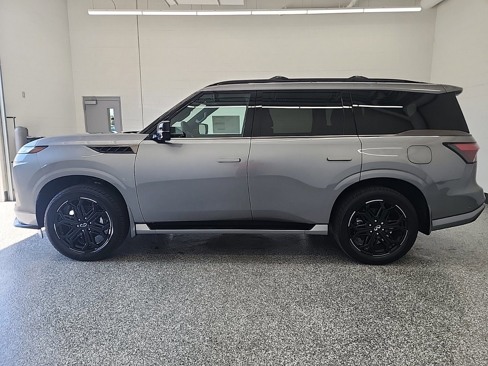 New 2026 INFINITI QX80 Sensory image 2