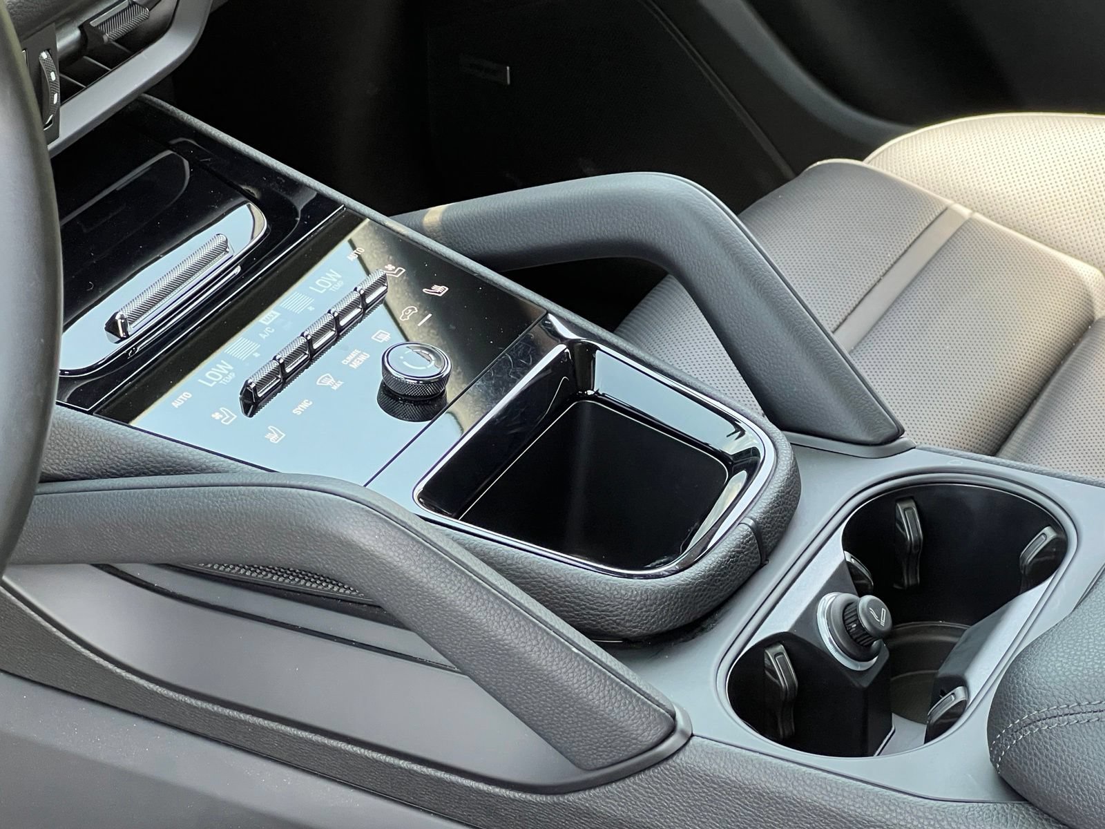 Certified 2024 Porsche Cayenne Coupe AWD/4WD image 32