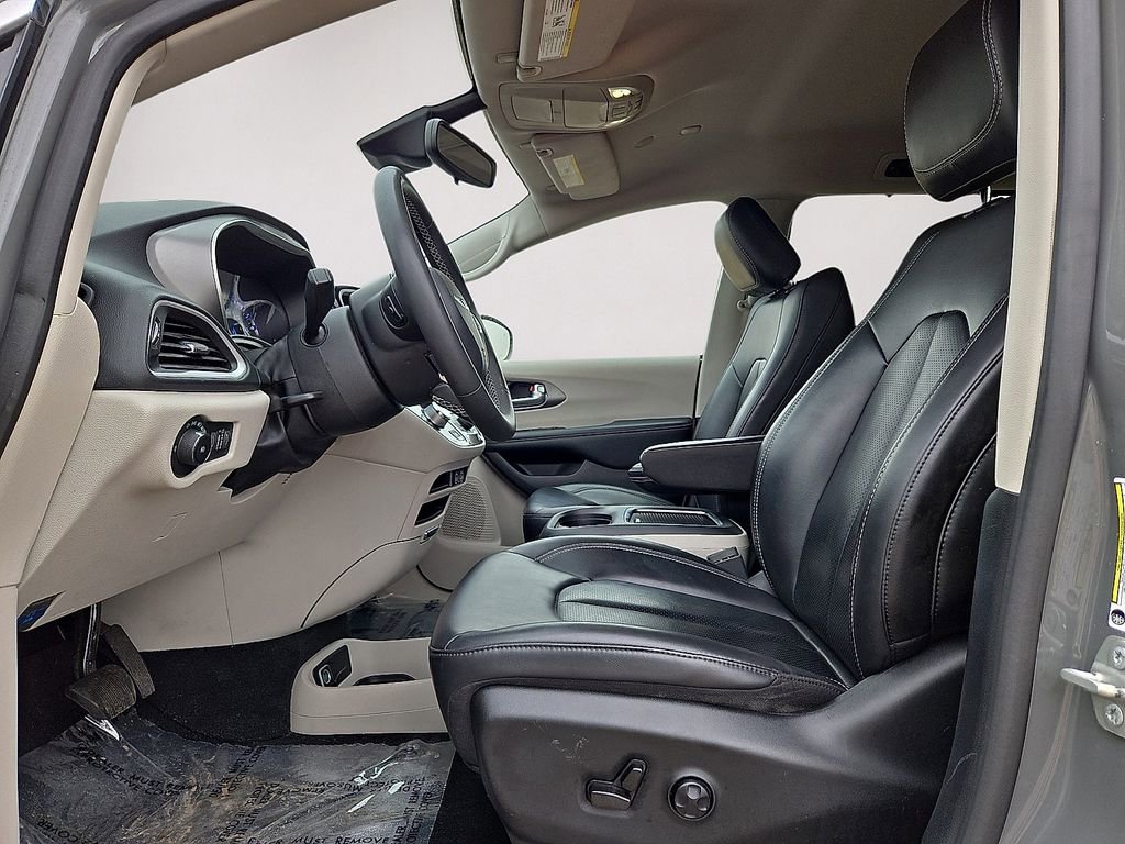 Used 2023 Chrysler Pacifica Touring-L FWD image 23