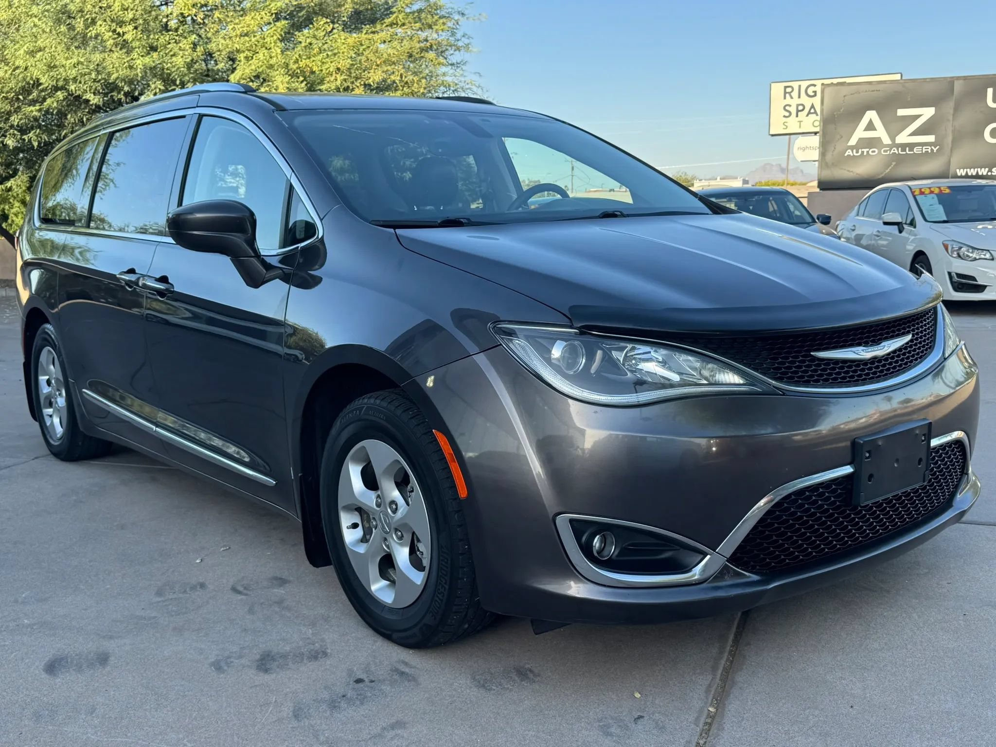 Used 2017 Chrysler Pacifica Touring-L Plus FWD image 4