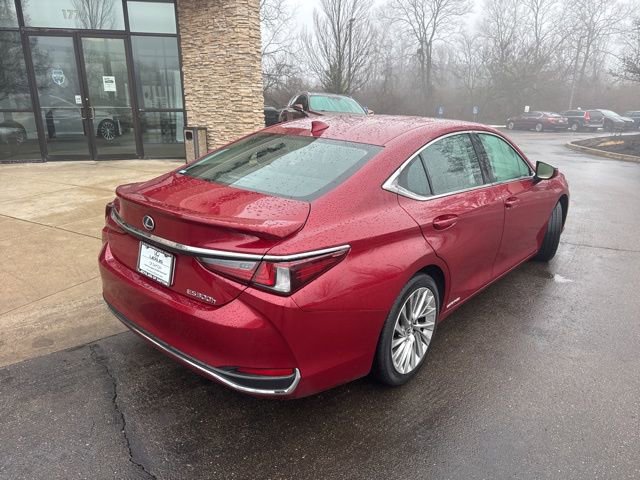 Used 2022 Lexus ES 300h w/ Luxury Package image 3