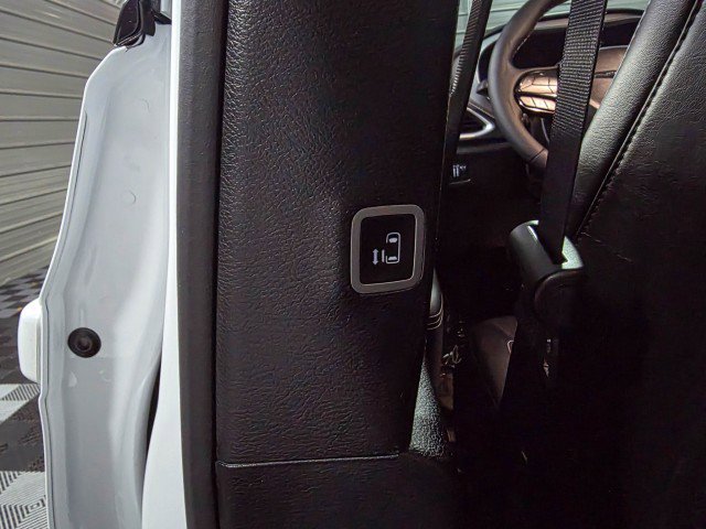 Used 2024 Chrysler Pacifica Limited image 17