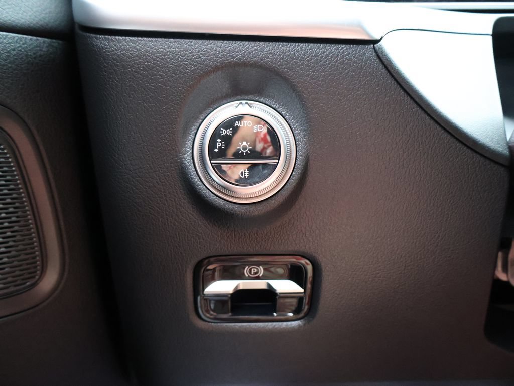 Used 2025 Mercedes-Benz C 300 4MATIC Sedan image 34