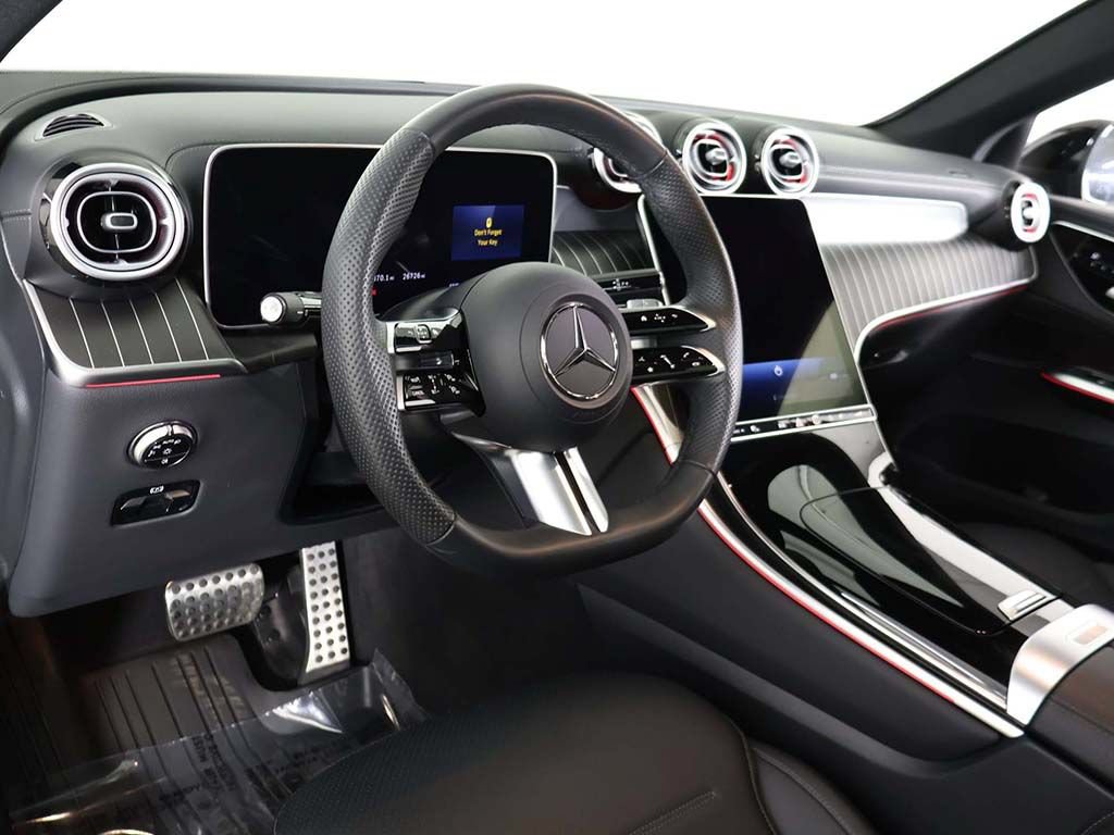 Used 2025 Mercedes-Benz GLC 300 4MATIC image 29