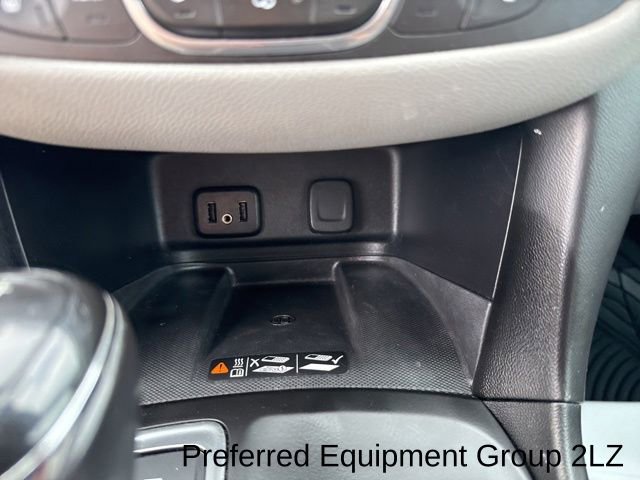 Used 2018 Chevrolet Equinox Premier FWD image 17