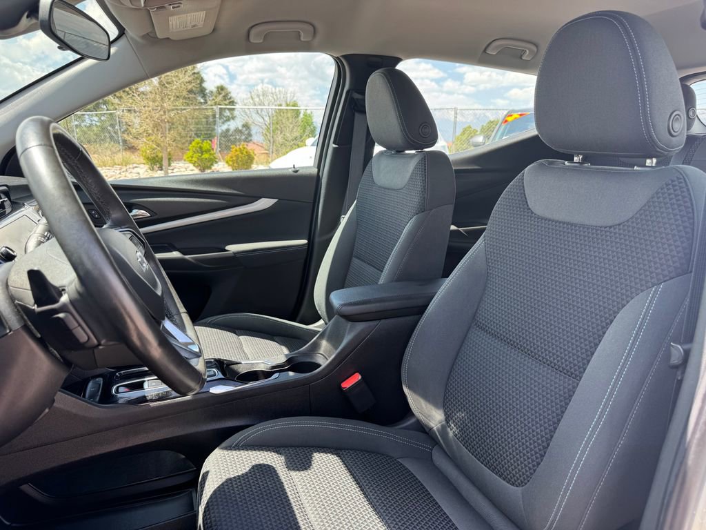 Used 2022 Chevrolet Bolt EUV LT w/ Comfort Package FWD image 7