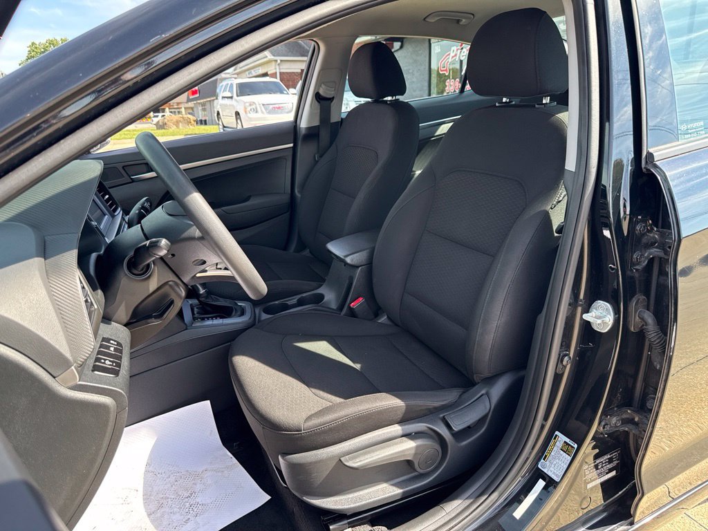 Used 2020 Hyundai Elantra SE w/ Cargo Package (C1) FWD image 2