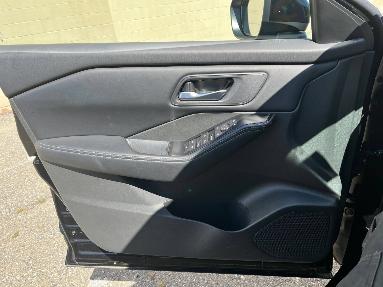 Used 2025 Nissan Rogue SV FWD image 18