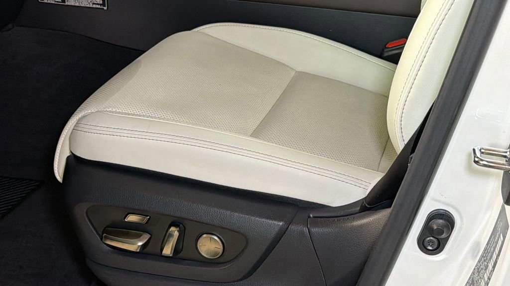 Certified 2024 Lexus LX 600 4WD w/ Appearance Package image 33