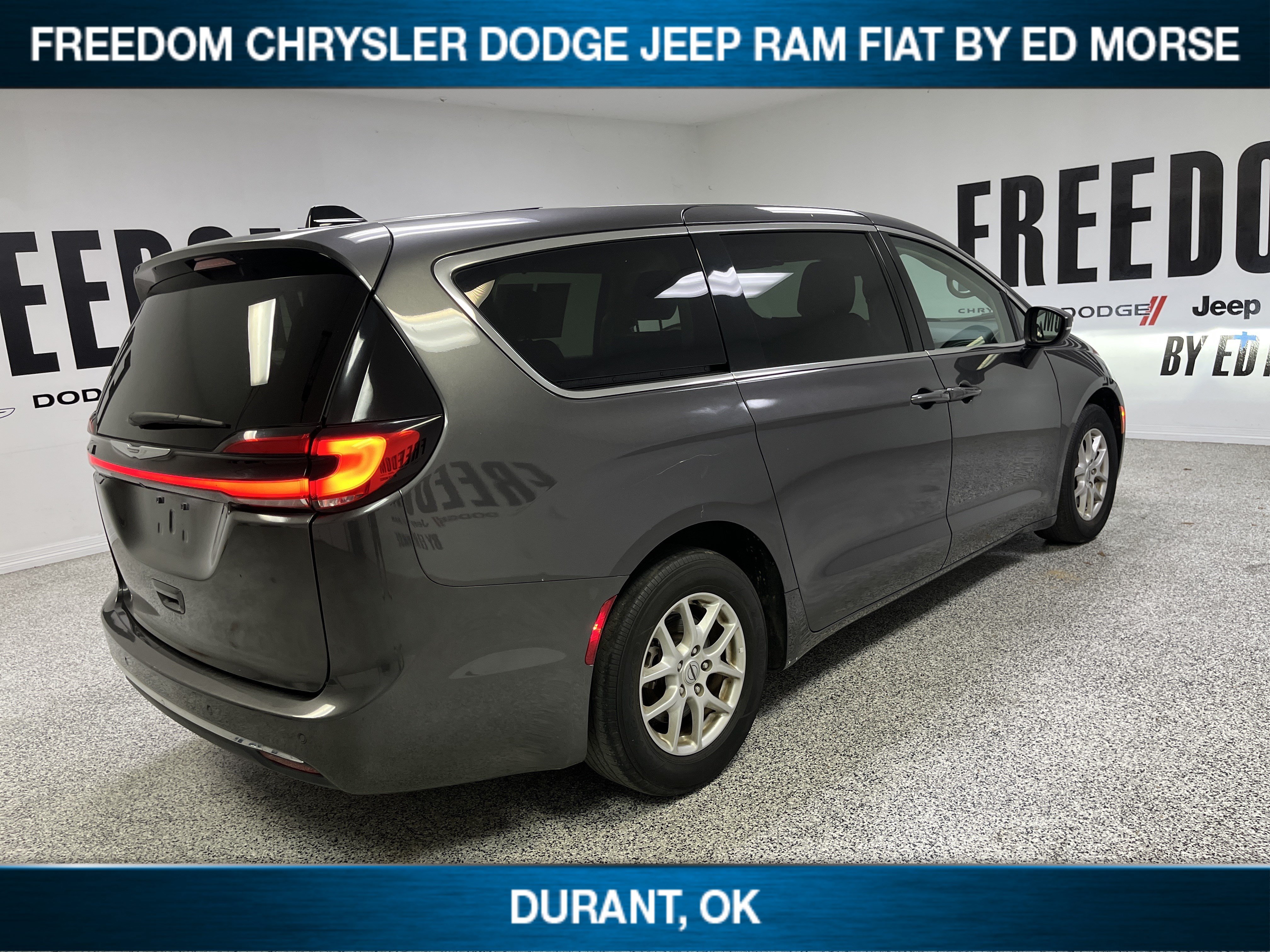 Used 2023 Chrysler Pacifica Touring-L FWD image 4