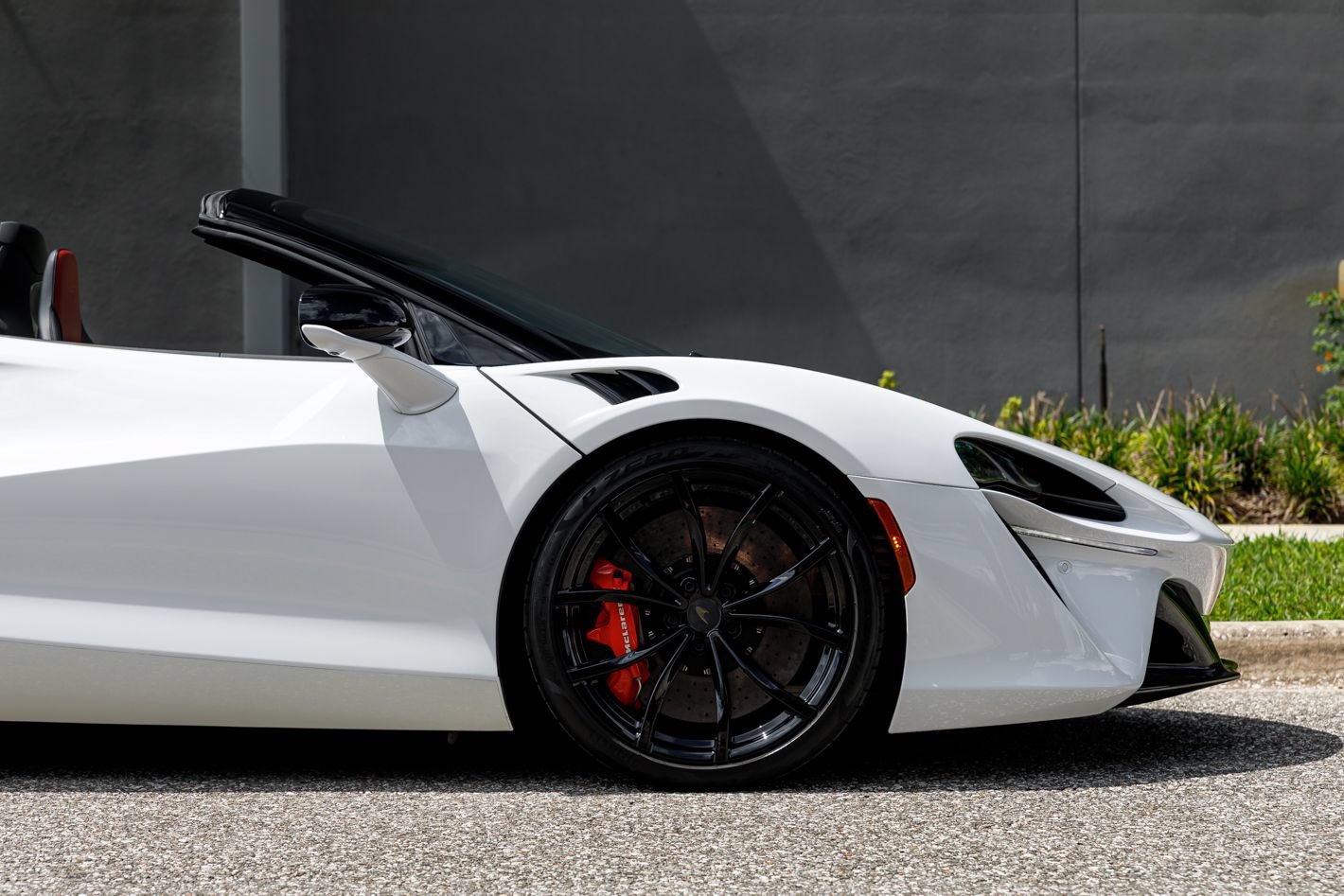 Used 2025 McLaren Artura Spider RWD image 16