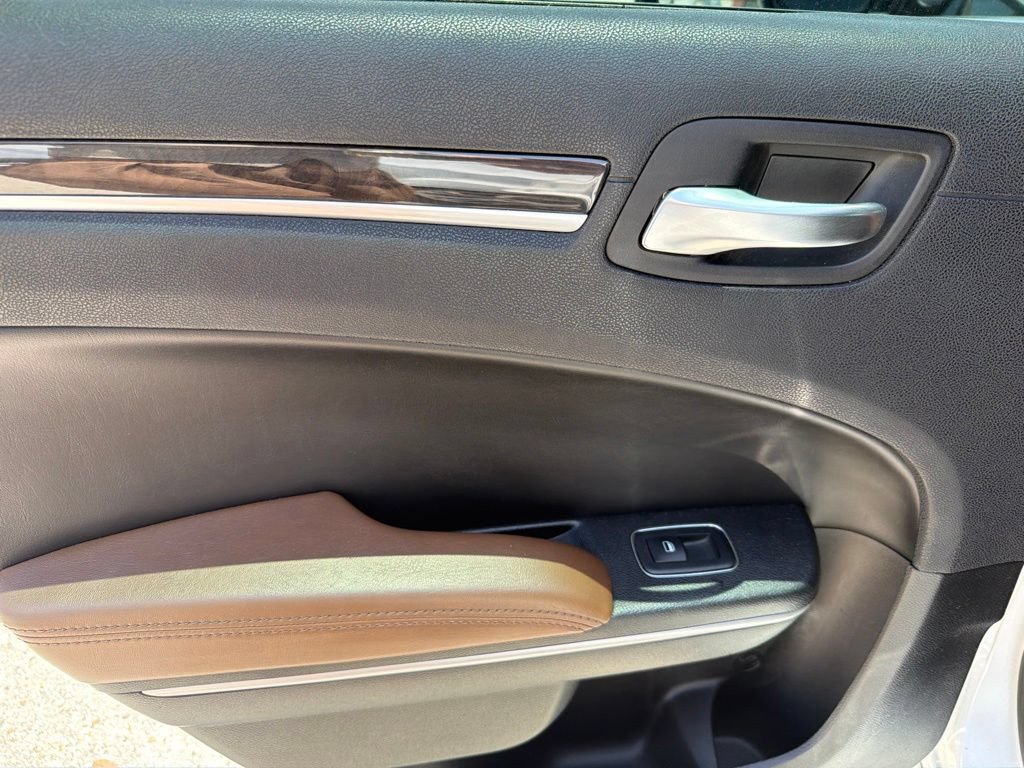 Used 2019 Chrysler 300 Limited RWD image 8