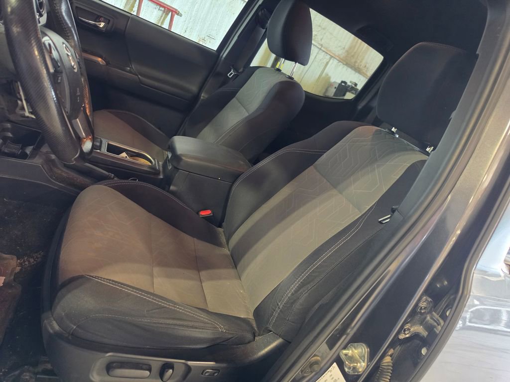 Used 2020 Toyota Tacoma TRD Off-Road AWD/4WD image 6