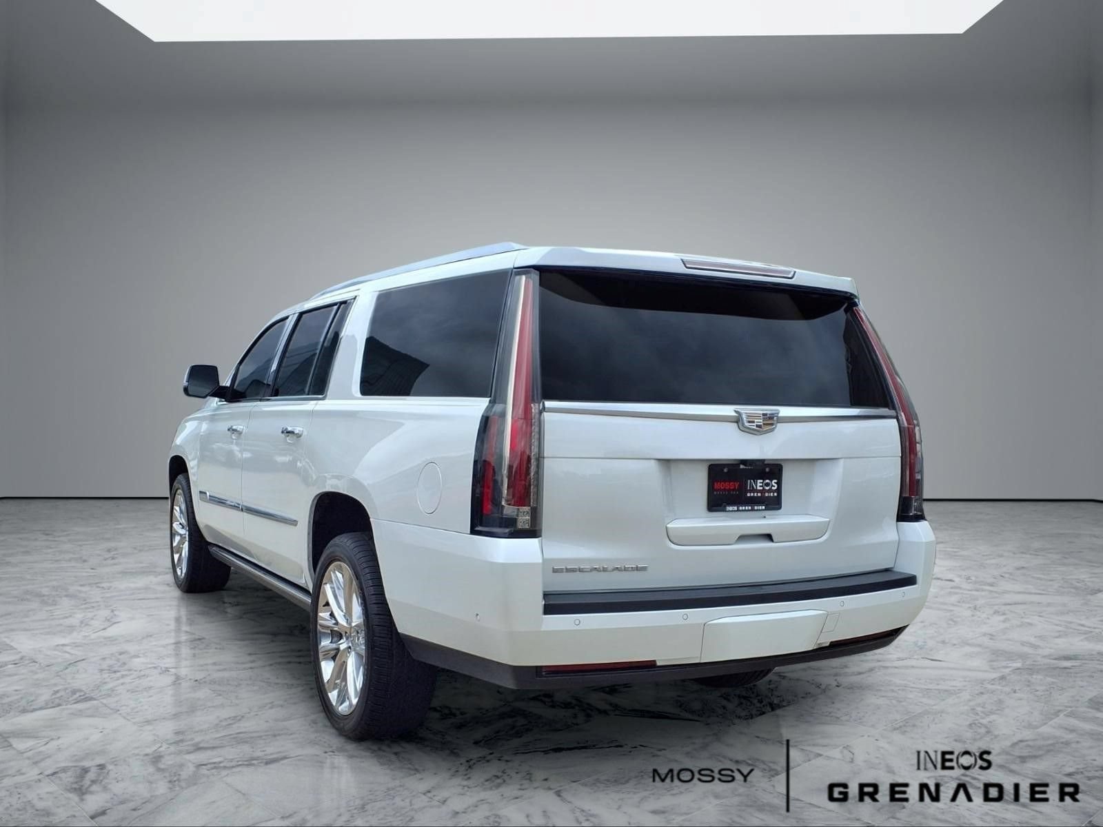 Used 2019 Cadillac Escalade ESV Premium Luxury RWD image 2