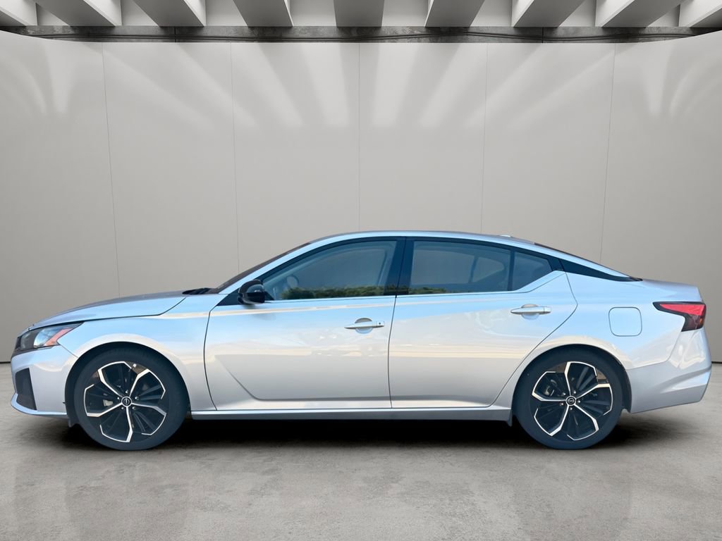 Used 2023 Nissan Altima 2.5 SR image 2