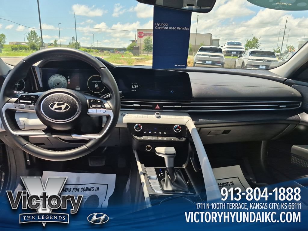 Used 2025 Hyundai Elantra Limited FWD image 12