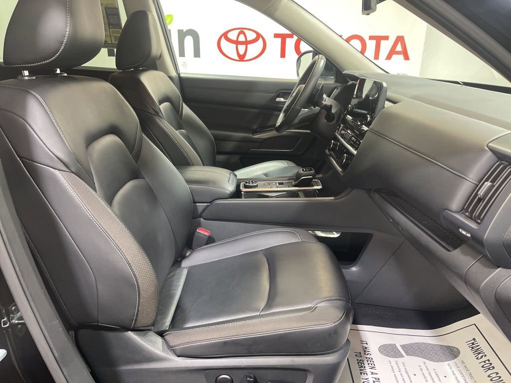 Used 2025 Nissan Pathfinder SL image 14