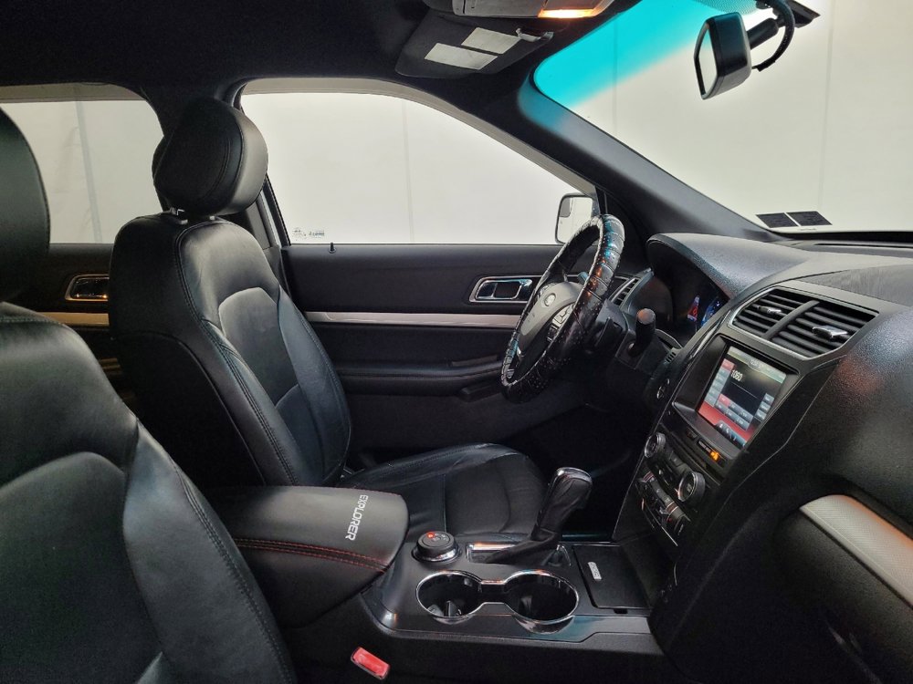 Used 2016 Ford Explorer XLT w/ Equipment Group 202A image 21
