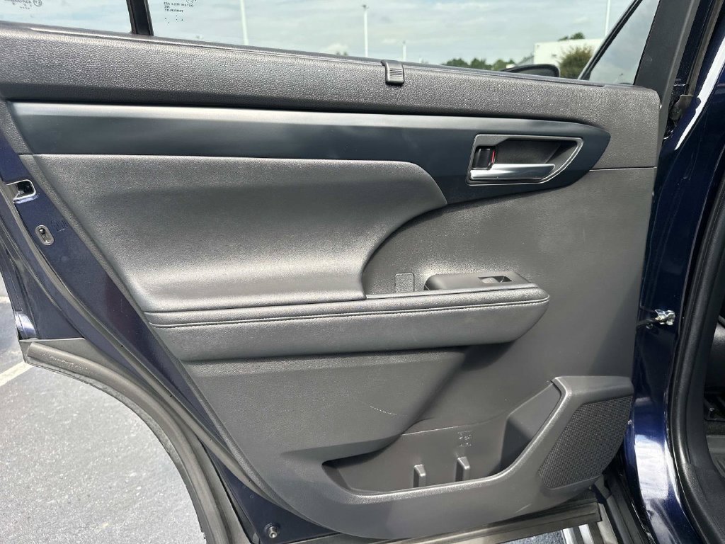 Used 2023 Toyota Highlander XLE FWD image 14