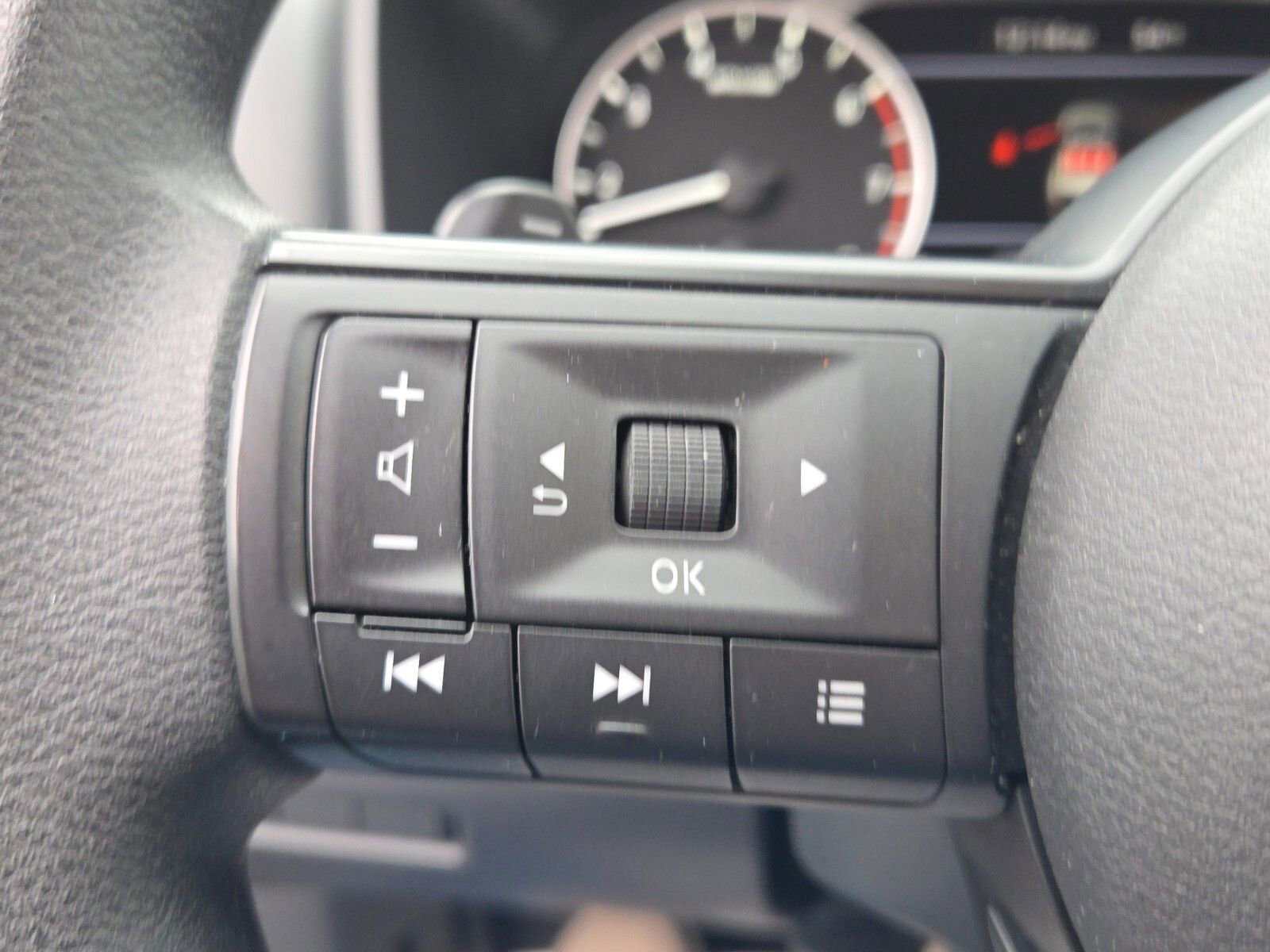 Used 2024 Nissan Rogue S image 23