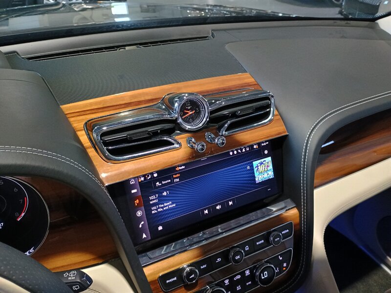 Used 2023 Bentley Bentayga AWD/4WD image 21