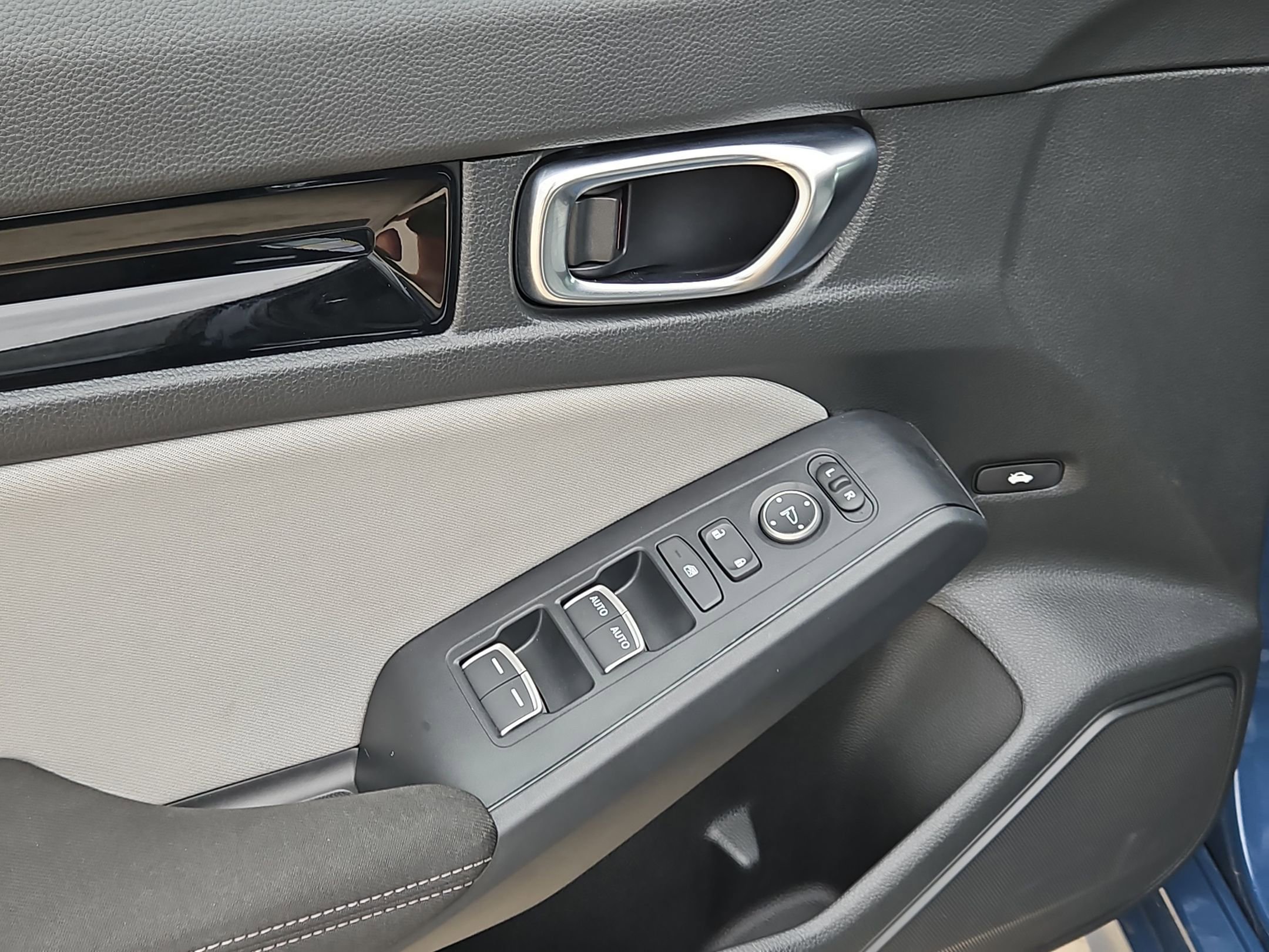 Used 2025 Honda Civic Sport image 12