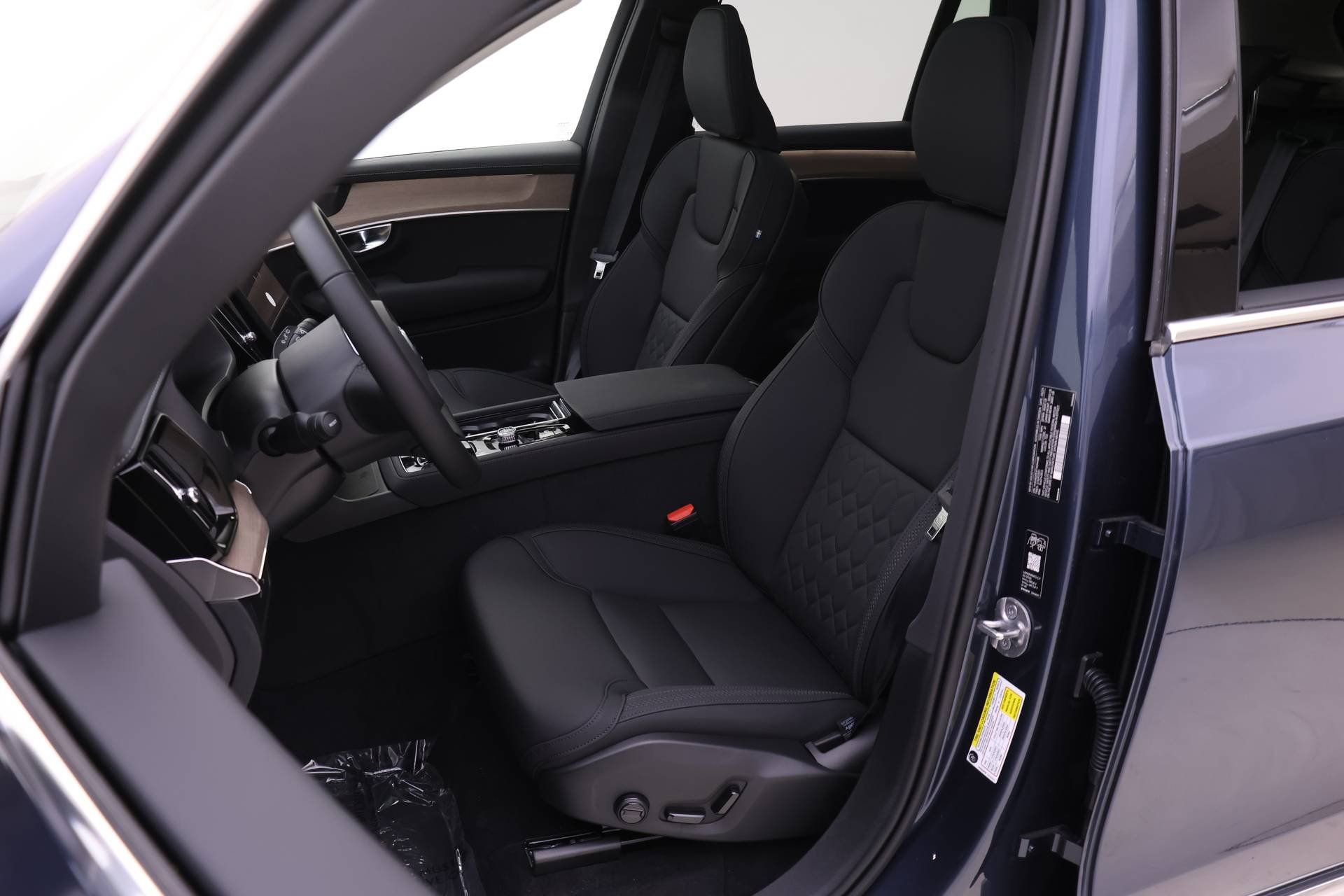 New 2026 Volvo XC90 T8 Plus w/ Protection Package Premier image 7