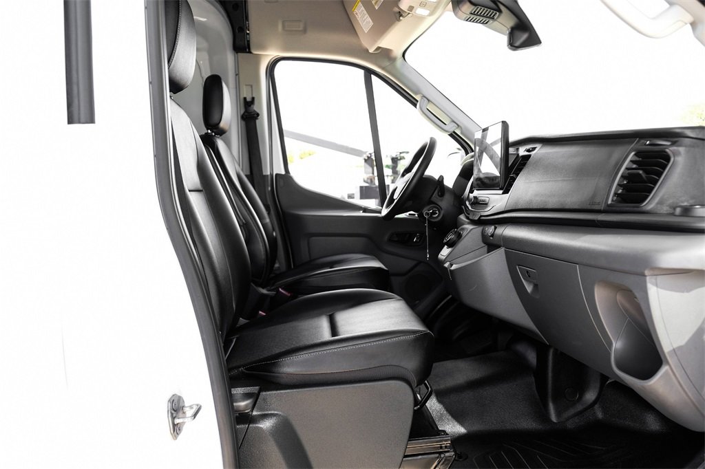 Used 2022 Ford E-Transit 148 High Roof Extended image 32