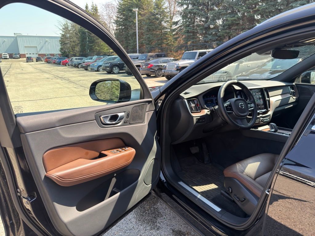 Used 2023 Volvo XC60 T8 Plus image 10