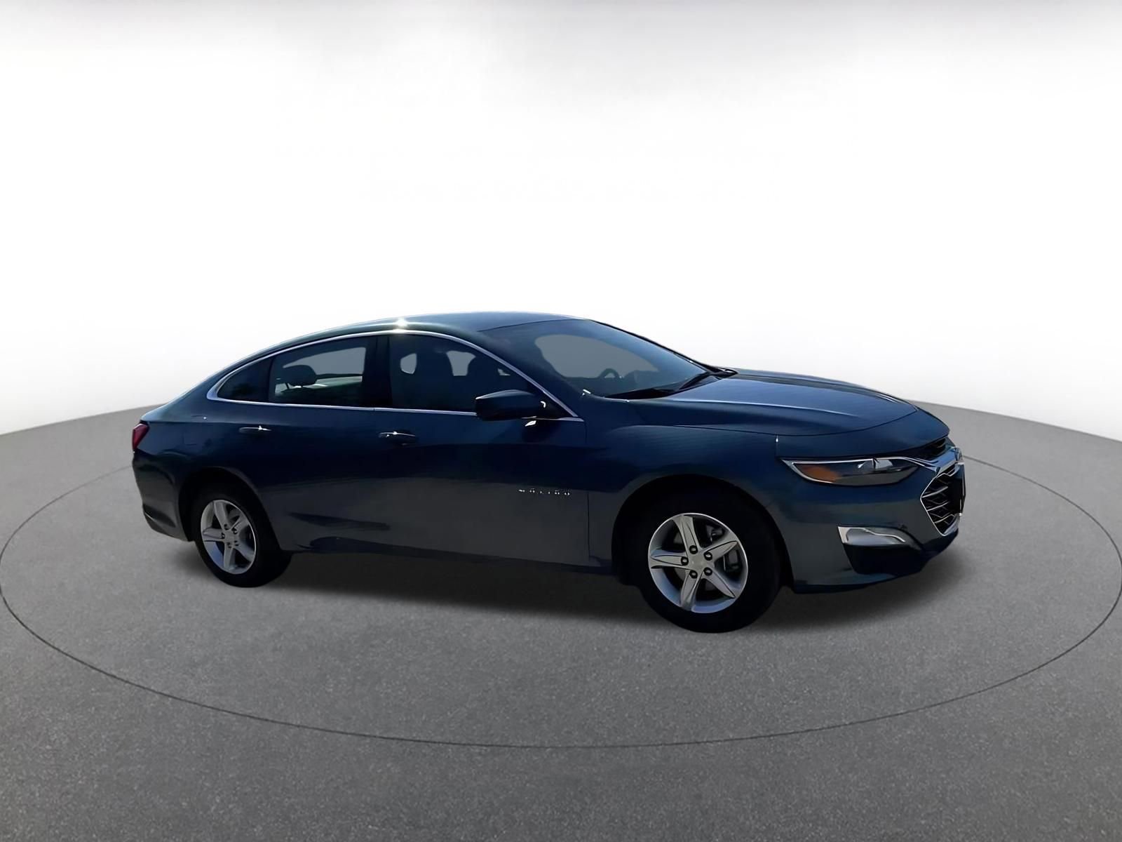 Used 2024 Chevrolet Malibu LT image 2