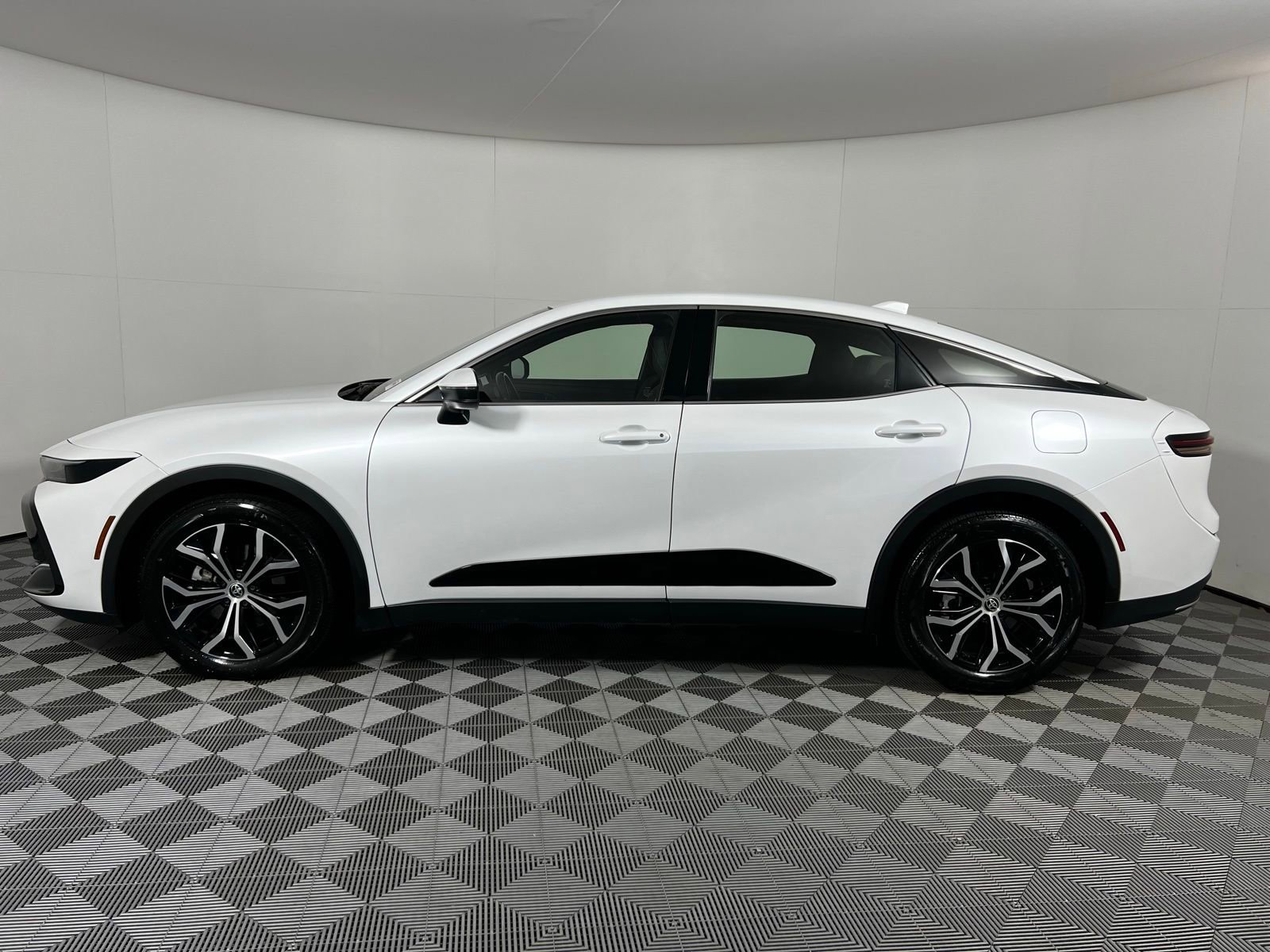 Used 2024 Toyota Crown XLE image 8