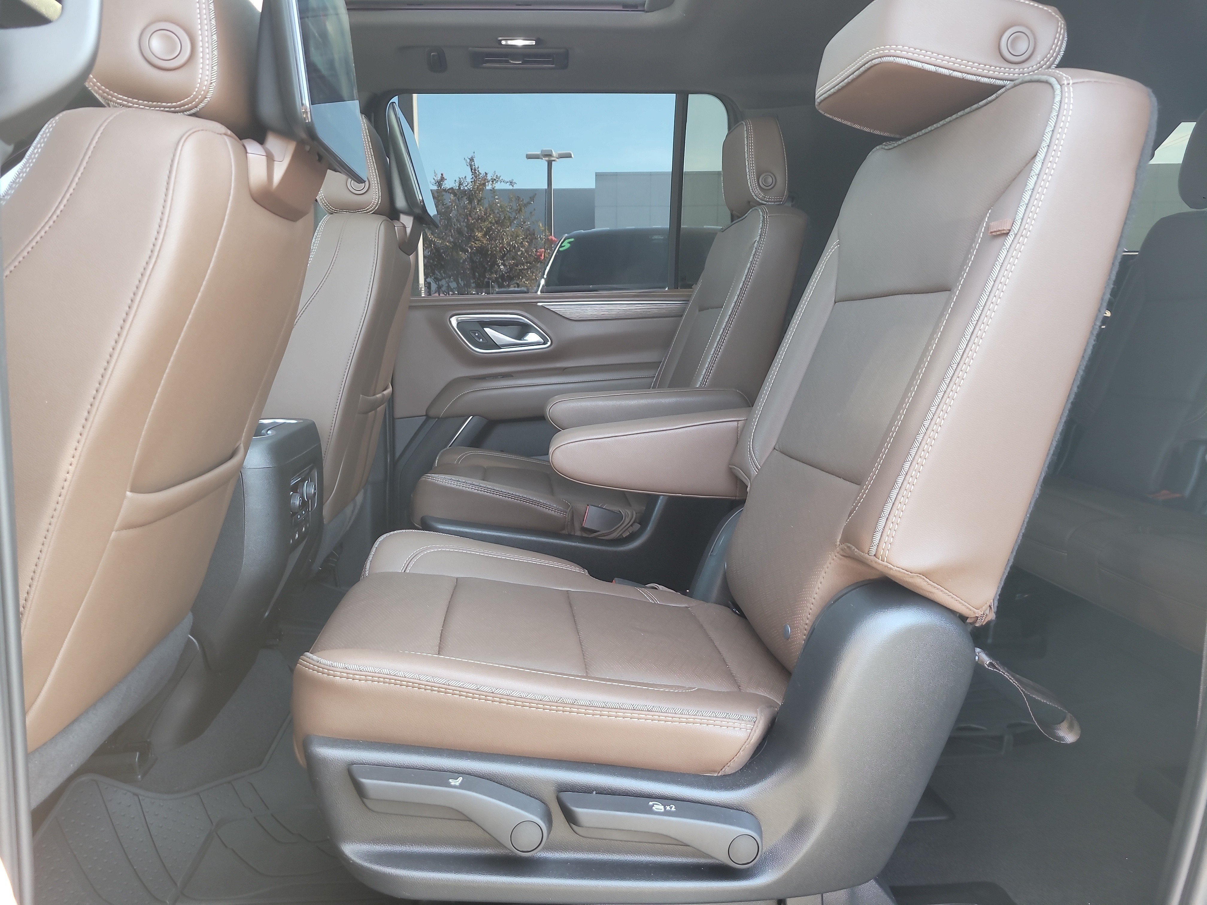 Used 2024 Chevrolet Suburban High Country AWD/4WD image 11