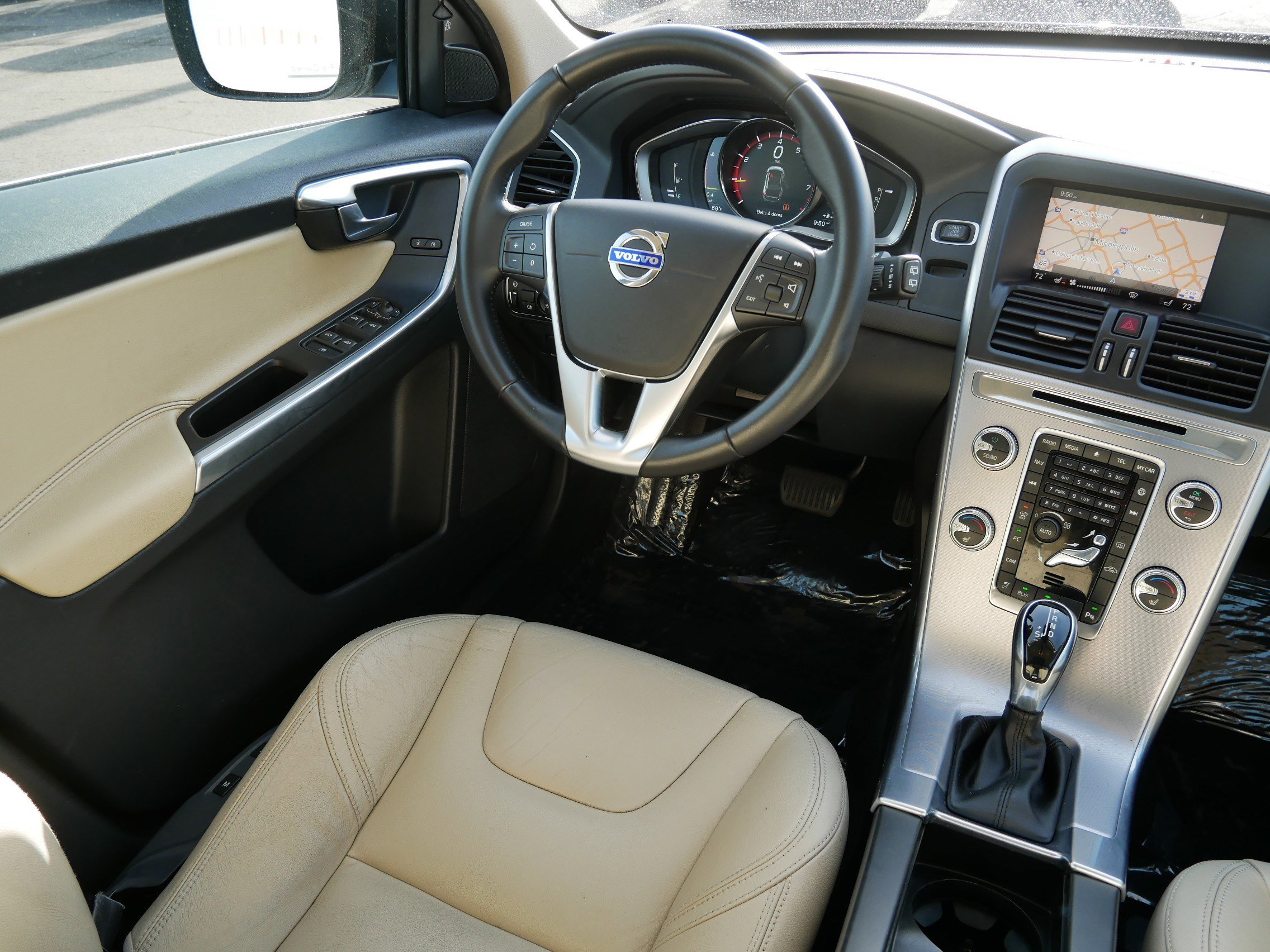 Used 2017 Volvo XC60 T6 Dynamic w/ Preferred Option Package image 9