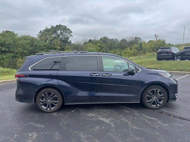 Used 2023 Toyota Sienna XSE w/ XSE Plus Package FWD image 2