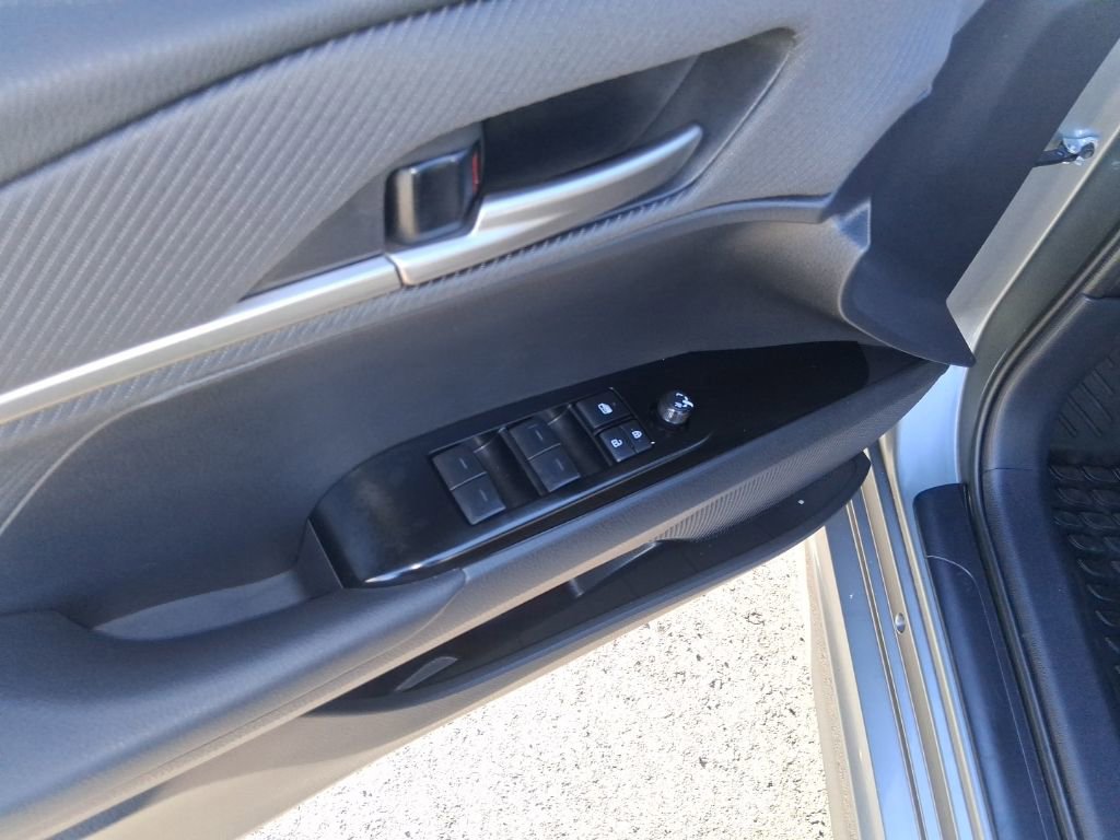 Used 2025 Toyota Camry SE w/ Convenience Package image 12