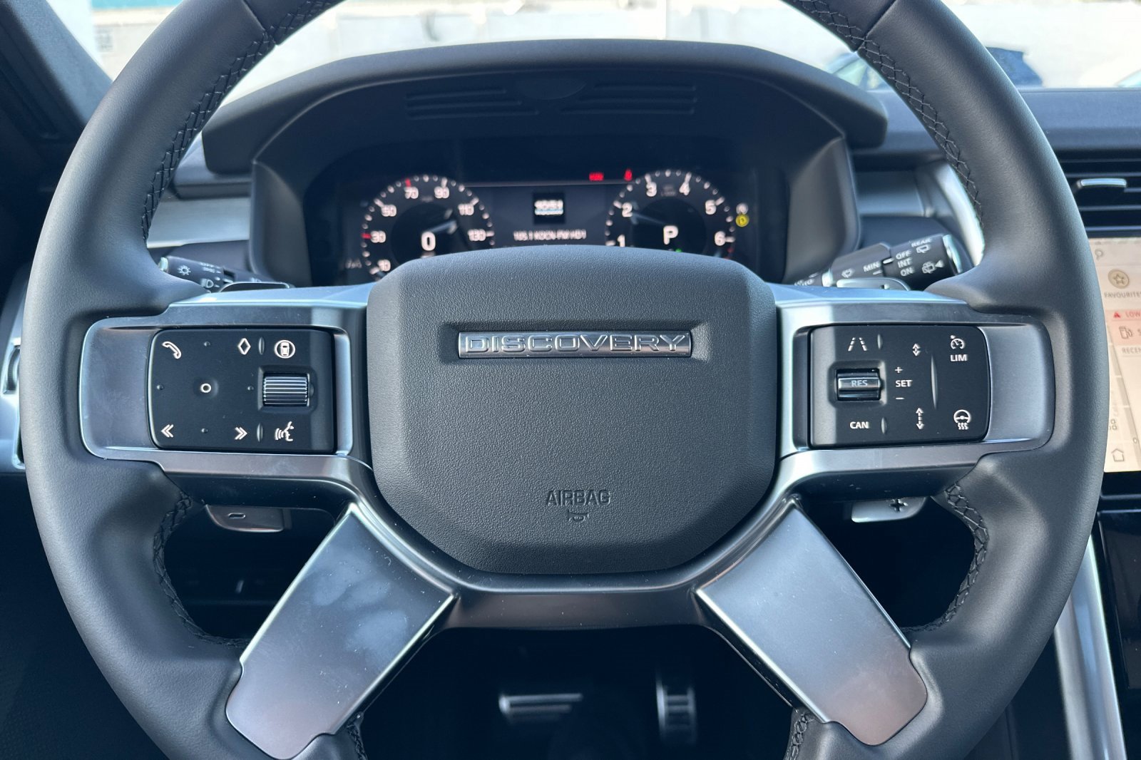 New 2025 Land Rover Discovery Dynamic SE image 22