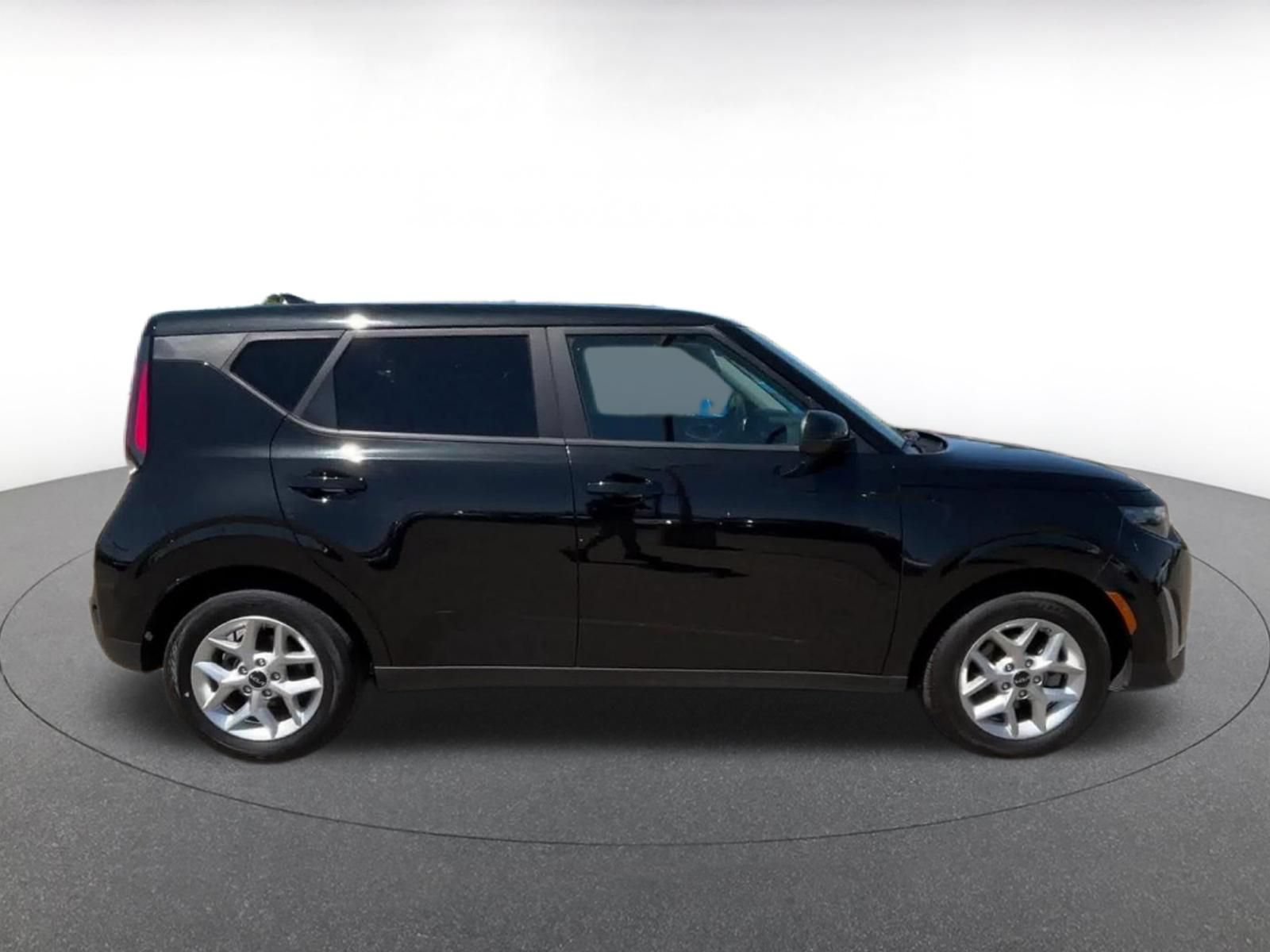 Used 2025 Kia Soul LX w/ LX Technology Package FWD image 13