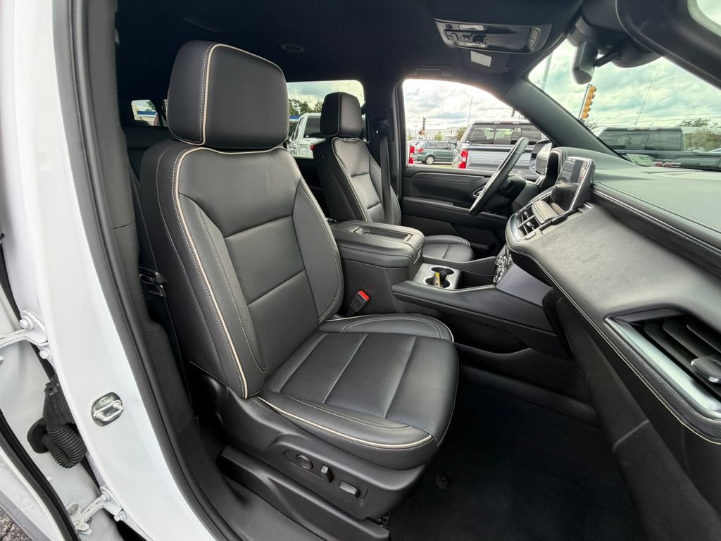 Certified 2024 GMC Yukon XL SLT w/ SLT Luxury Package AWD/4WD image 17