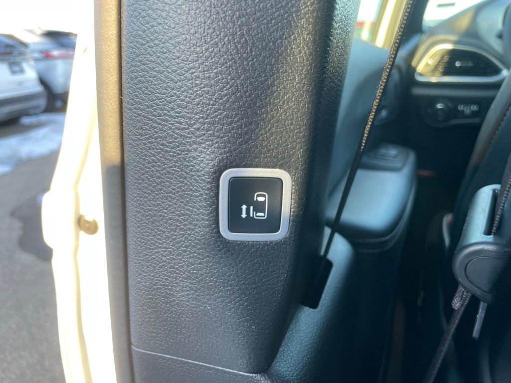 Used 2025 Chrysler Pacifica Limited image 57