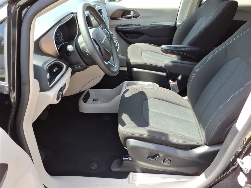 Used 2023 Chrysler Voyager LX image 11